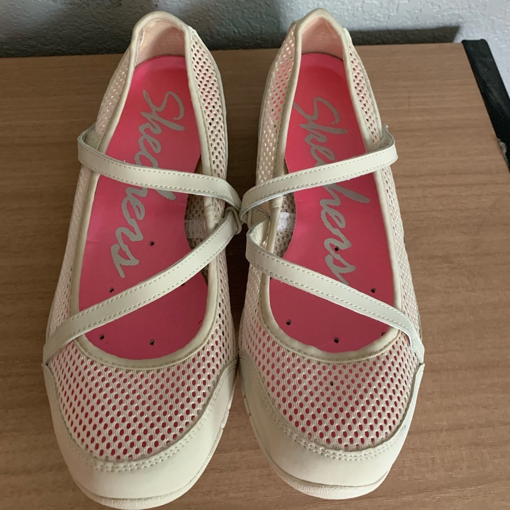 Skechers Mary Jane style mesh shoes size 9.5
Please see pictures